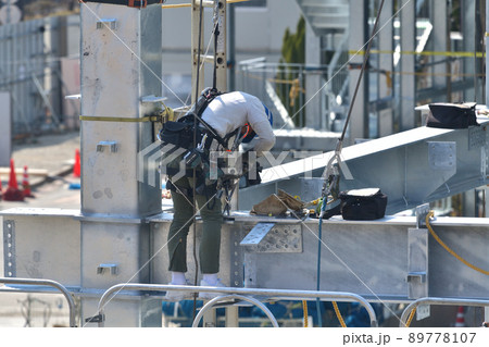 鉄骨組み立て工事現場 とび職の作業風景 鉄骨組み立て工事現場 とび職の作業風景 89778107