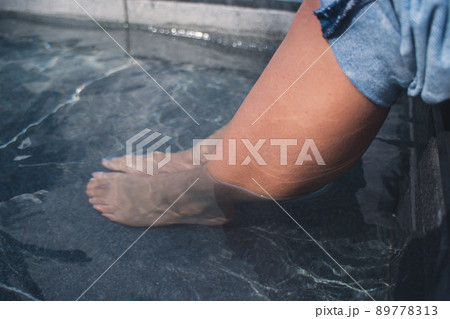足湯している足元 89778313
