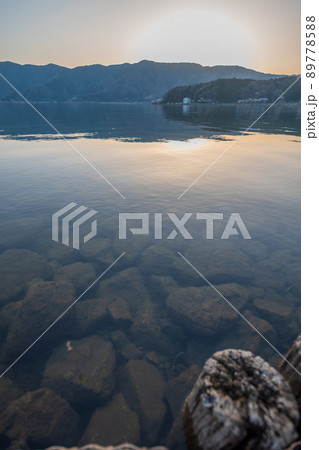 夕暮れの澄んだ琵琶湖｜海津大崎 89778588