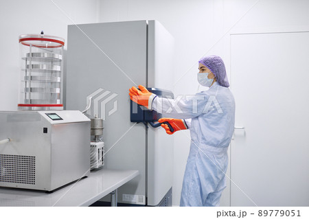 Scientists work in the laboratory. Remove the biomaterial from the freezer 89779051