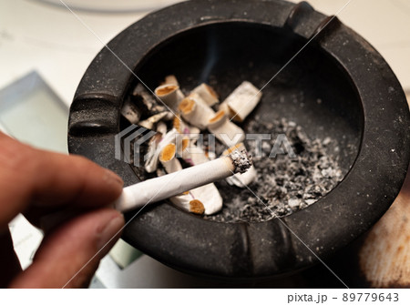 たばこを吸う 89779643