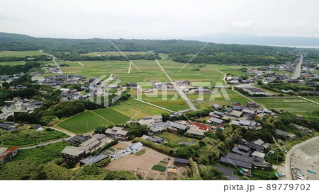 新潟　佐渡　長手岬上空から橘集落を望む（ドローン空撮） 89779702