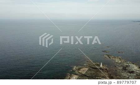 新潟 佐渡 佐渡長手岬灯台(ドローン空撮) 新潟 佐渡 佐渡長手岬灯台(ドローン空撮) 89779707