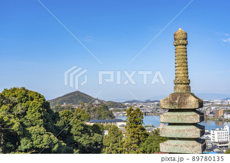 仏塔と犬山の景色 89780135
