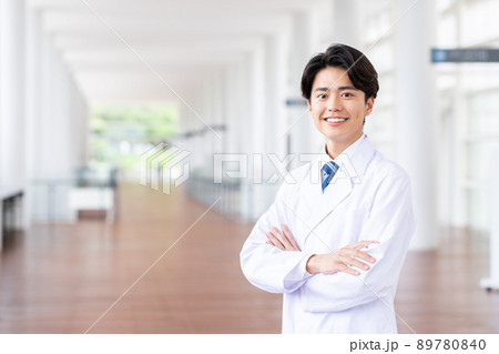 白衣の若い男性 白衣の若い男性 89780840