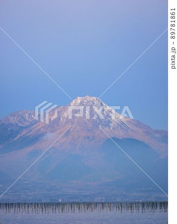 冬の雲仙岳と有明海 宇土半島からの眺め (熊本県) 冬の雲仙岳と有明海 宇土半島からの眺め (熊本県) 89781861