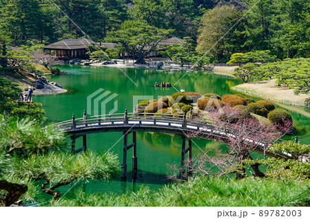 栗林公園の飛来峰から南湖に架かる偃月橋(香川県高松市) 栗林公園の飛来峰から南湖に架かる偃月橋(香川県高松市) 89782003