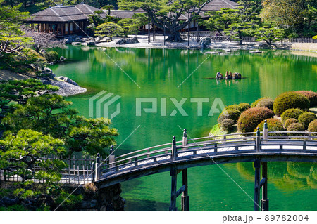栗林公園の飛来峰から南湖に架かる偃月橋（香川県高松市） 89782004