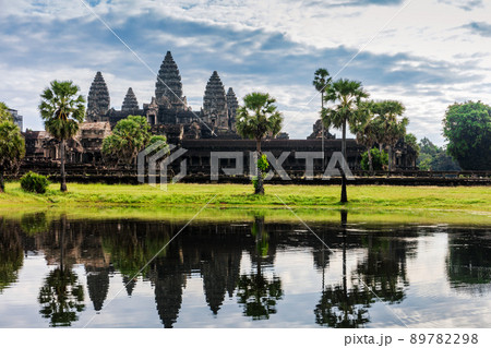 Angkor Wat and its reflection in the lake 89782298