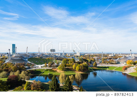 ドイツ　ミュンヘンのオリンピアパークのオリンピア山から望むオリンピアシュタディオンとオリンピア湖 89782413
