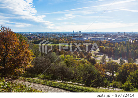 ドイツ ミュンヘンのオリンピアパークのオリンピア山から望む市街地 ドイツ ミュンヘンのオリンピアパークのオリンピア山から望む市街地 89782414