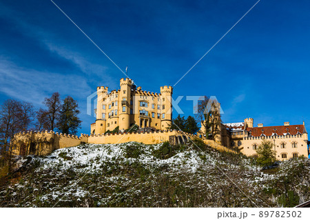 ドイツ　積雪した丘の上にたつホーエンシュヴァンガウ城 89782502