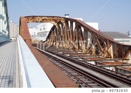 横浜高島線の瑞穂鉄橋の景色 89782630