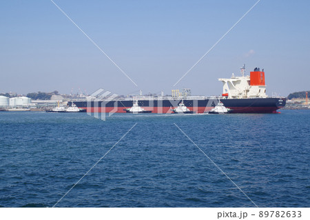 横浜根岸製油所に着桟する大型タンカーの景色 89782633
