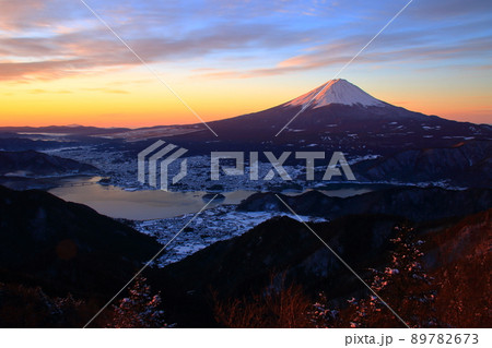 新道峠から見る富士山と河口湖の夜明け 新道峠から見る富士山と河口湖の夜明け 89782673