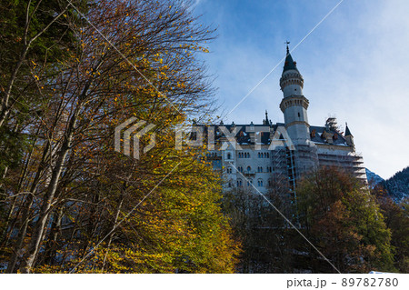 ドイツ 丘の上に建つノイシュヴァンシュタイン城 ドイツ 丘の上に建つノイシュヴァンシュタイン城 89782780
