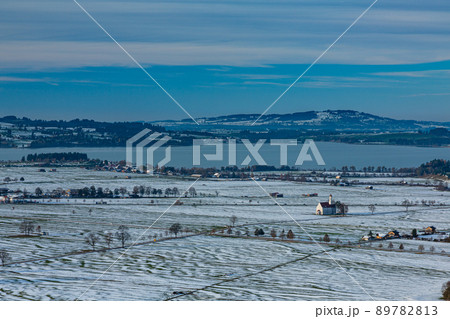 ドイツ　ノイシュヴァンシュタイン城から見える雪景色の平野と湖 89782813