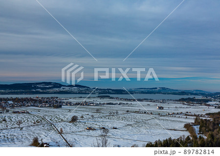 ドイツ　ノイシュヴァンシュタイン城から見える雪景色の平野と湖 89782814