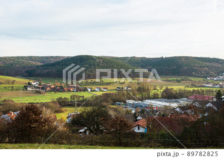 ドイツ　ヘーヒスト・イム・オーデンヴァルトの風景 89782825