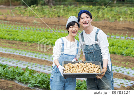 畑仕事を楽しむ若い男女 畑仕事を楽しむ若い男女 89783124
