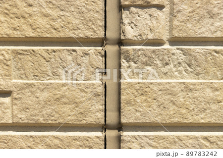 劣化で剥がれてきた外壁のコーキング 89783242