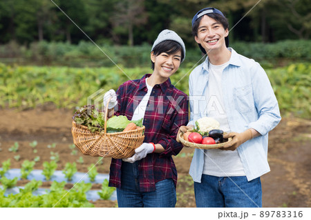 野菜を収穫する若い男女 89783316