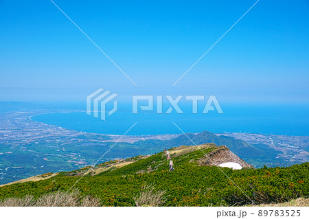 【日本百名山】大山 弥山頂上から見た初夏の弓ヶ浜と日本海 鳥取県西伯郡大山町 【日本百名山】大山 弥山頂上から見た初夏の弓ヶ浜と日本海 鳥取県西伯郡大山町 89783525