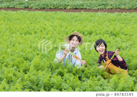 野菜を育てる若い男女 89783595