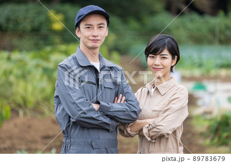 野菜を育てる若い男女 野菜を育てる若い男女 89783679
