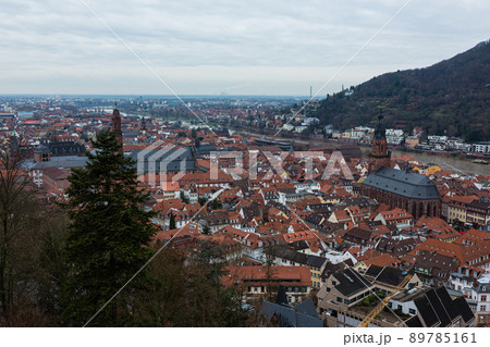 ドイツ ハイデルベルグのハイデルベルグ城から望むアルトシュタットの街並みとネッカー川 ドイツ ハイデルベルグのハイデルベルグ城から望むアルトシュタットの街並みとネッカー川 89785161
