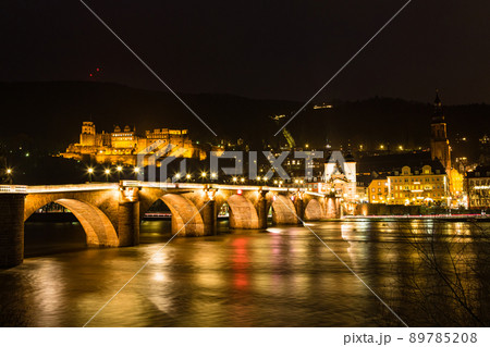 ドイツ　ハイデルベルグのライトアップされた夜のアルテ・ブリュッケ 89785208