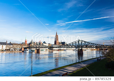 ドイツ フランクフルト・アム・マインのマイン川にかかる鉄の橋と遠くに見える聖バルトロメウス大聖堂 ドイツ フランクフルト・アム・マインのマイン川にかかる鉄の橋と遠くに見える聖バルトロメウス大聖堂 89785329