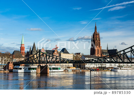ドイツ フランクフルト・アム・マインのマイン川にかかる鉄の橋と遠くに見える聖バルトロメウス大聖堂 ドイツ フランクフルト・アム・マインのマイン川にかかる鉄の橋と遠くに見える聖バルトロメウス大聖堂 89785330