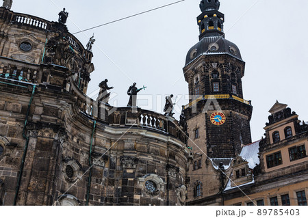 ドイツ　ドレスデンの旧市街のドレスデン城とカトリック旧宮廷教会 89785403