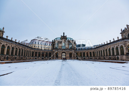 ドイツ　ドレスデンの旧市街のツヴィンガー宮殿の雪の積もった庭園 89785416