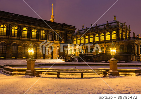 ドイツ　ドレスデンのライトアップされたツヴィンガー宮殿と雪の積もった庭園 89785472