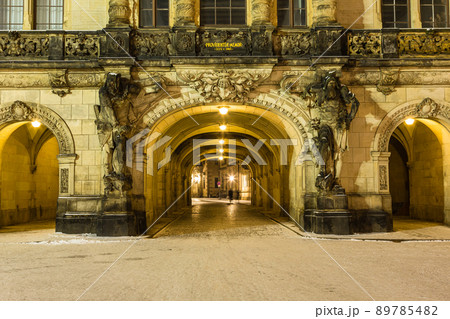 ドイツ　夜のドレスデンの旧市街の門 89785482