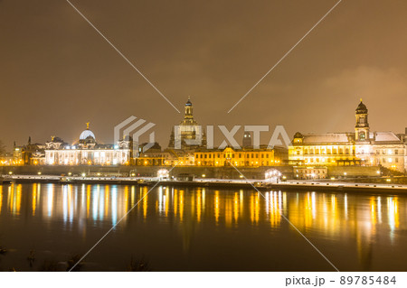 ドイツ　ドレスデンのエルベ川沿いの夜景と遠くに見える聖母教会 89785484