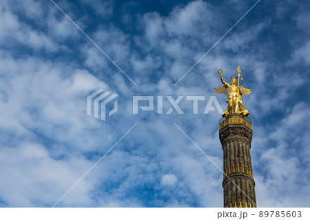 ドイツ ベルリンのティーアガルテンに建つ戦勝記念塔と金の女神ヴィクトリア像 ドイツ ベルリンのティーアガルテンに建つ戦勝記念塔と金の女神ヴィクトリア像 89785603