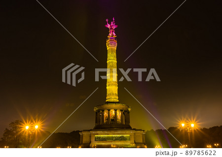 ドイツ　ベルリンのティーアガルテンに建つライトアップされた戦勝記念塔と金の女神ヴィクトリア像 89785622