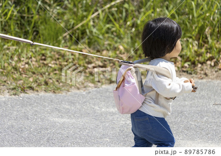 迷子紐をつけられた赤ちゃんの横姿（1歳10か月、女の子、日本人） 89785786