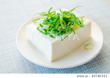 九条ネギがのった冷ややっこ 89786391