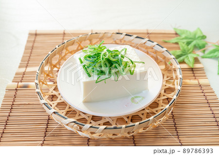 九条ネギがのった冷ややっこ 89786393