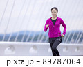 ジョギングする若い女性 89787064