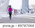 ジョギングする若い女性 89787068