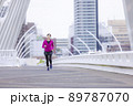 ジョギングする若い女性 89787070