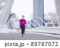 ジョギングする若い女性 89787072
