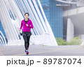 ジョギングする若い女性 89787074