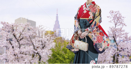 卒業式で袴を着た大学生 89787278
