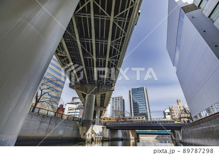 東京の川を航行する船から見る風景 東京の川を航行する船から見る風景 89787298